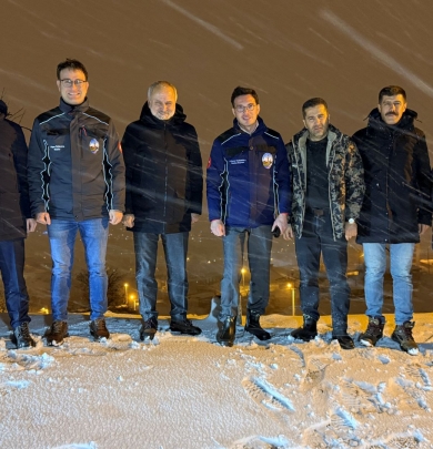 Başkan Yazıcıoğlu Kar Mesaisini Sahada Geçirdi: “Sabaha Kadar Gerekirse Kürek Atarım”