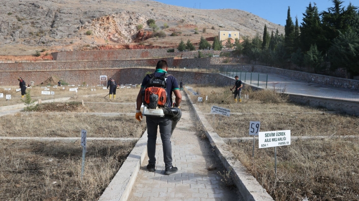 TÜM MEZARLIKLARDA TEMİZLİK VE BAKIM ÇALIŞMALARI SÜRÜYOR