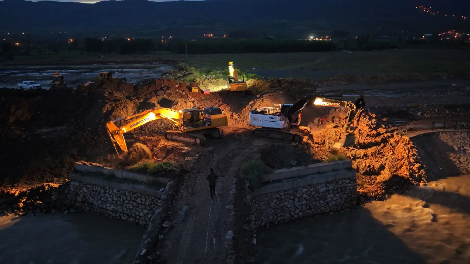 TOKAT BELEDİYESİ EKİPLERİ TAŞKIN RİSKİNE KARŞI GECE GÜNDÜZ SAHADA