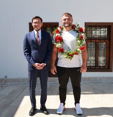 BAŞKAN YAZICIOĞLU BAŞPEHLİVAN SERHAT ELVAN’I TEBRİK ETTİ