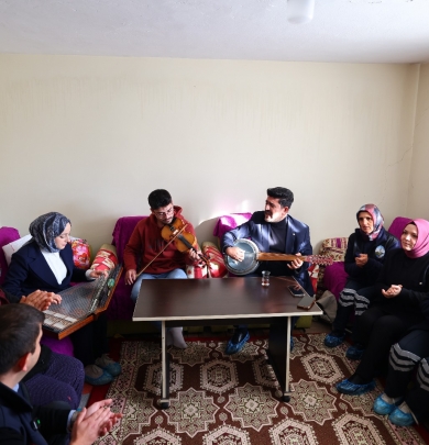 TOKAT BELEDİYESİ’NDEN YAŞLILARA HEM TEMİZLİK HEM DE CANLI MÜZİK HİZMETİ