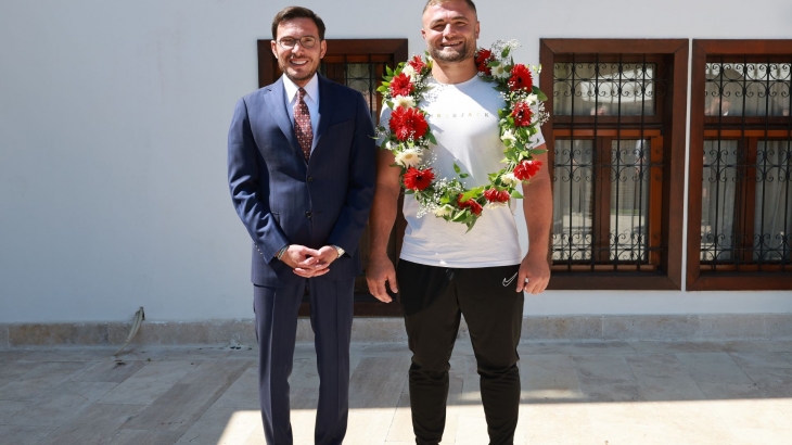 BAŞKAN YAZICIOĞLU BAŞPEHLİVAN SERHAT ELVAN’I TEBRİK ETTİ