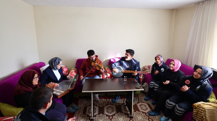 TOKAT BELEDİYESİ’NDEN YAŞLILARA HEM TEMİZLİK HEM DE CANLI MÜZİK HİZMETİ